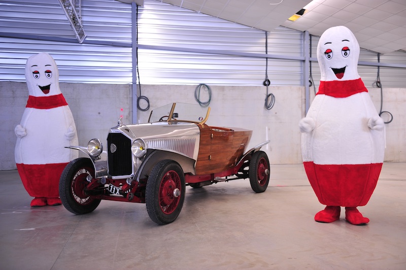 quilles mascote et bugatti en forme de bateau