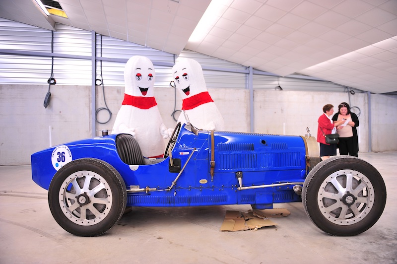 quilles mascotte bowling et bugatti bleu